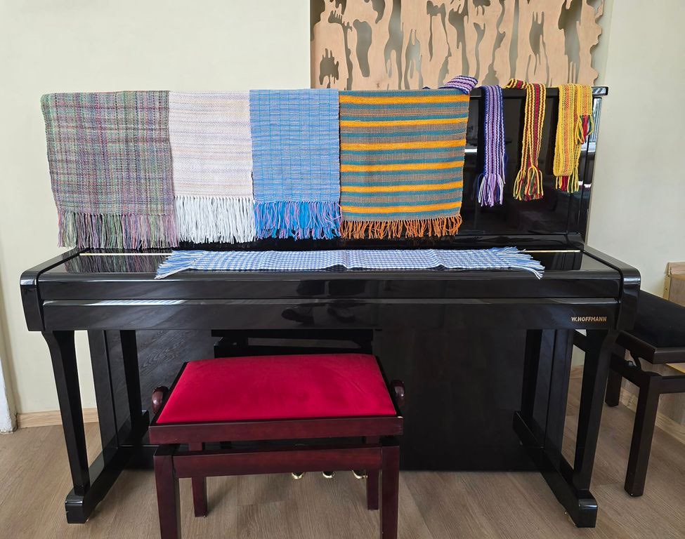 Spalvingi austi takeliai, išdėlioti ant pianino