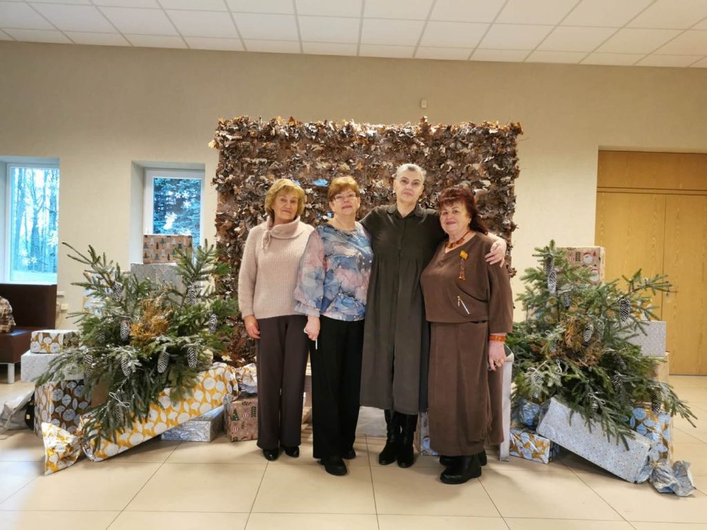 Renginio dalyviai prie šventiškai papuoštos scenos
