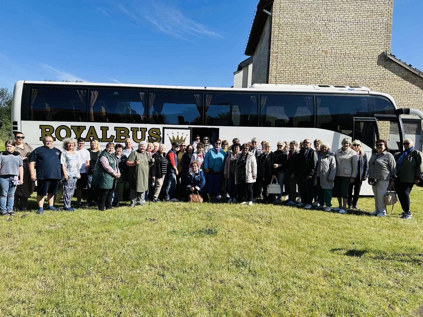 Draugijos nariai kelionėje – bendra nuotrauka prie autobuso